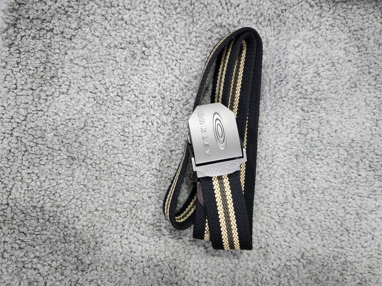 오클리 남자 캔버스 벨트 입니다