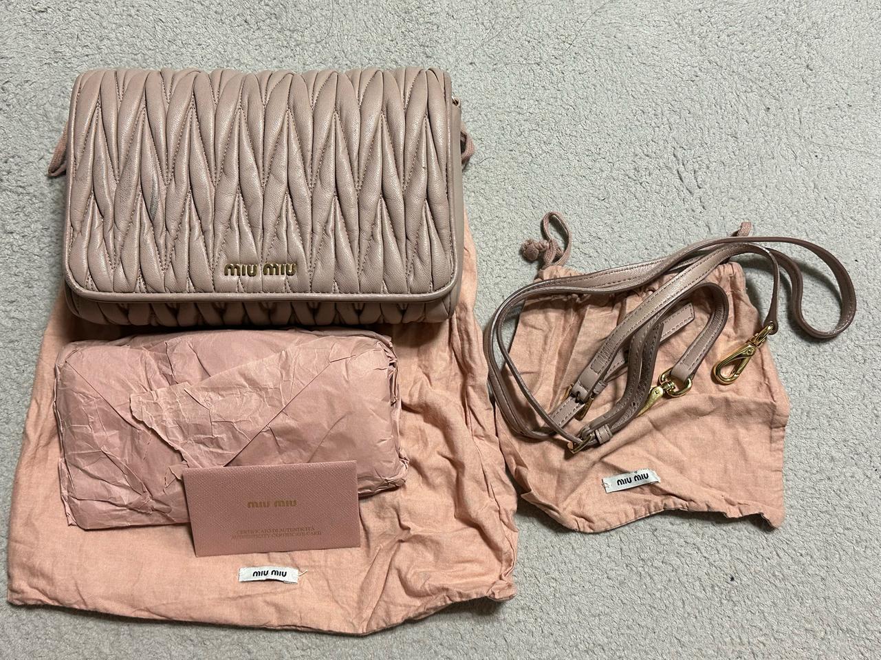 미우미우 마트라세 크로스백