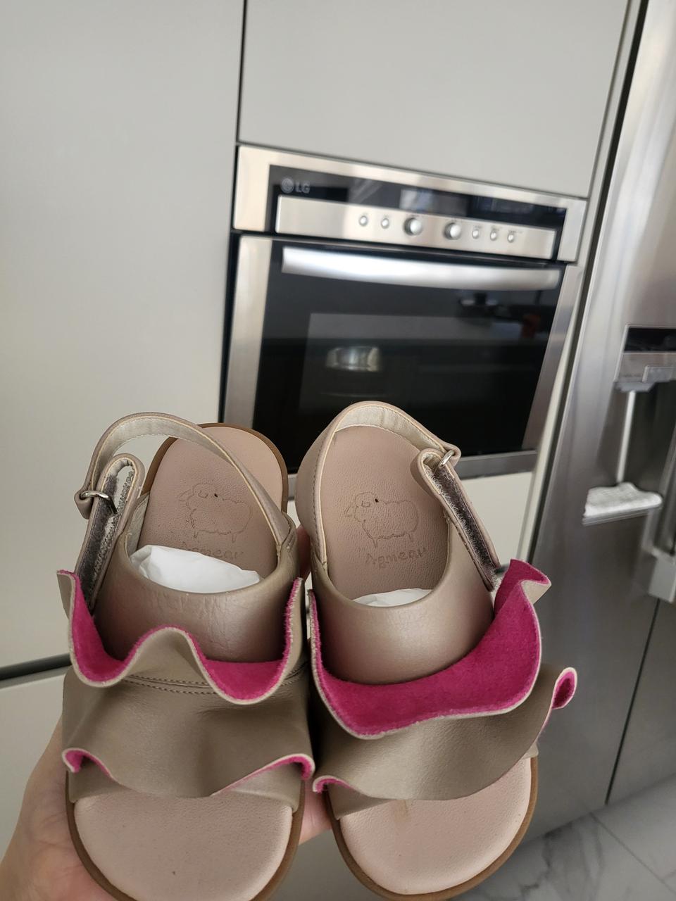 앙뉴 가죽 샌들