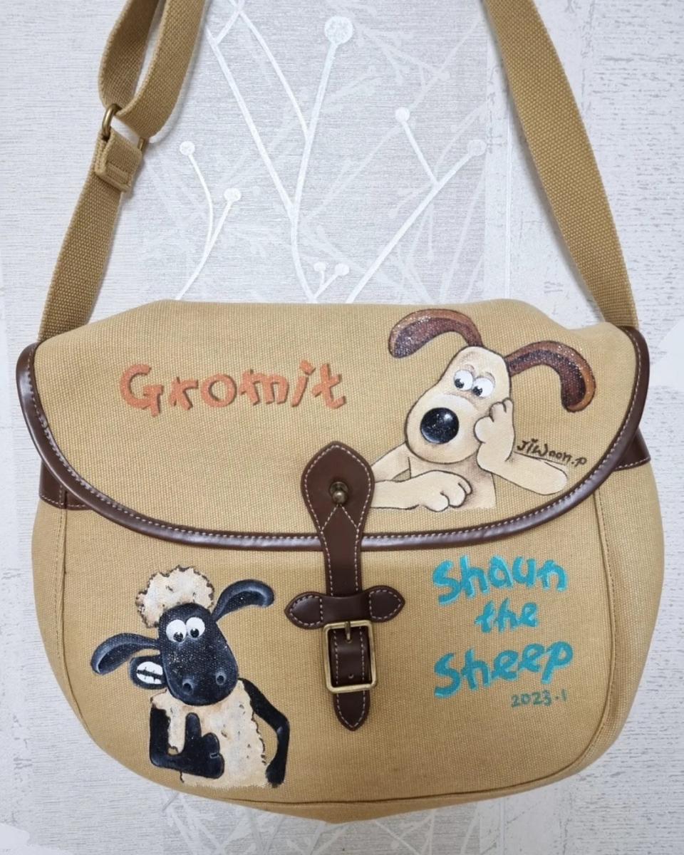 후아유 그로밋 핸드페인팅 빈티지 크로스백 판매합니다