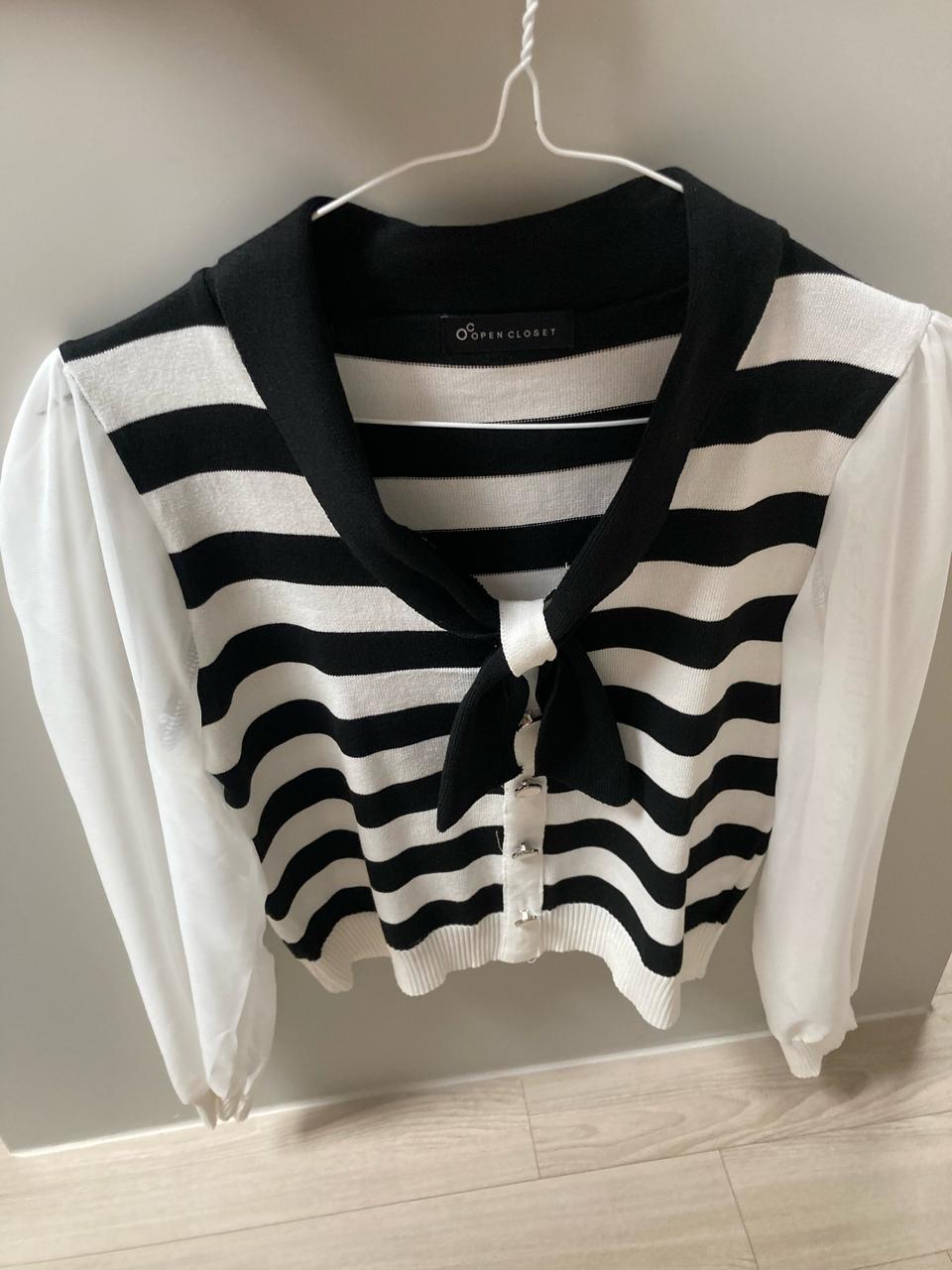 브이넥 니트블라우스