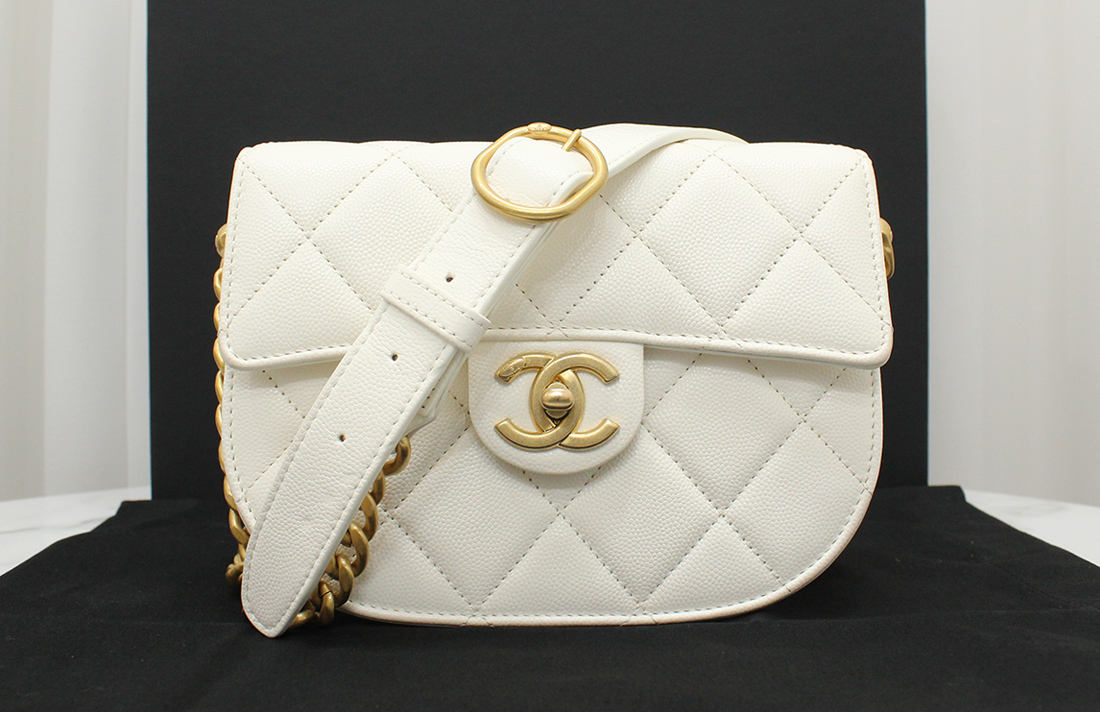 샤넬 캐비어 미니 메신저백 화이트 금장 숄더&크로스백 AS2484 A+급