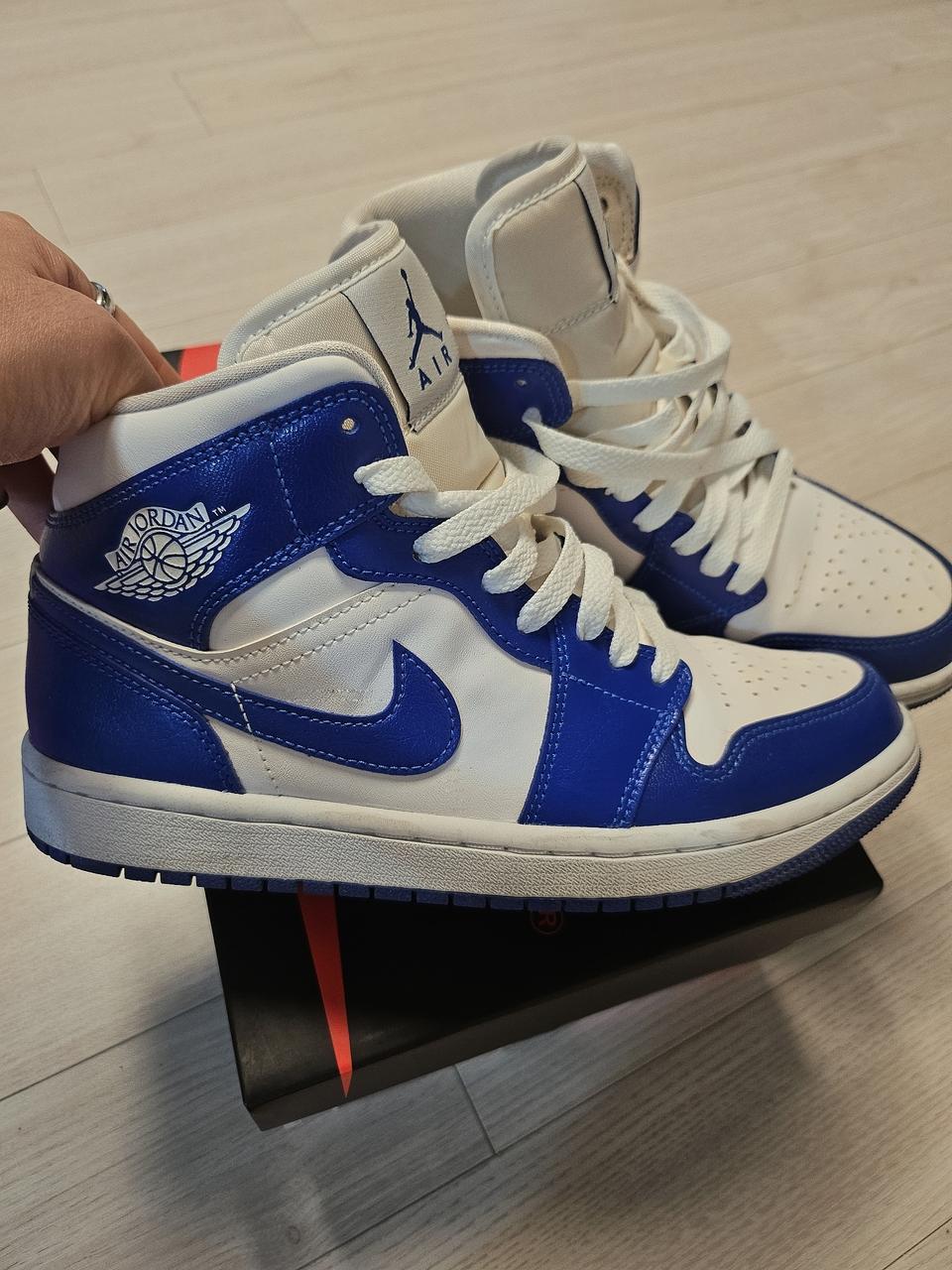 나이키조던 미드 화이트 하이퍼로얄