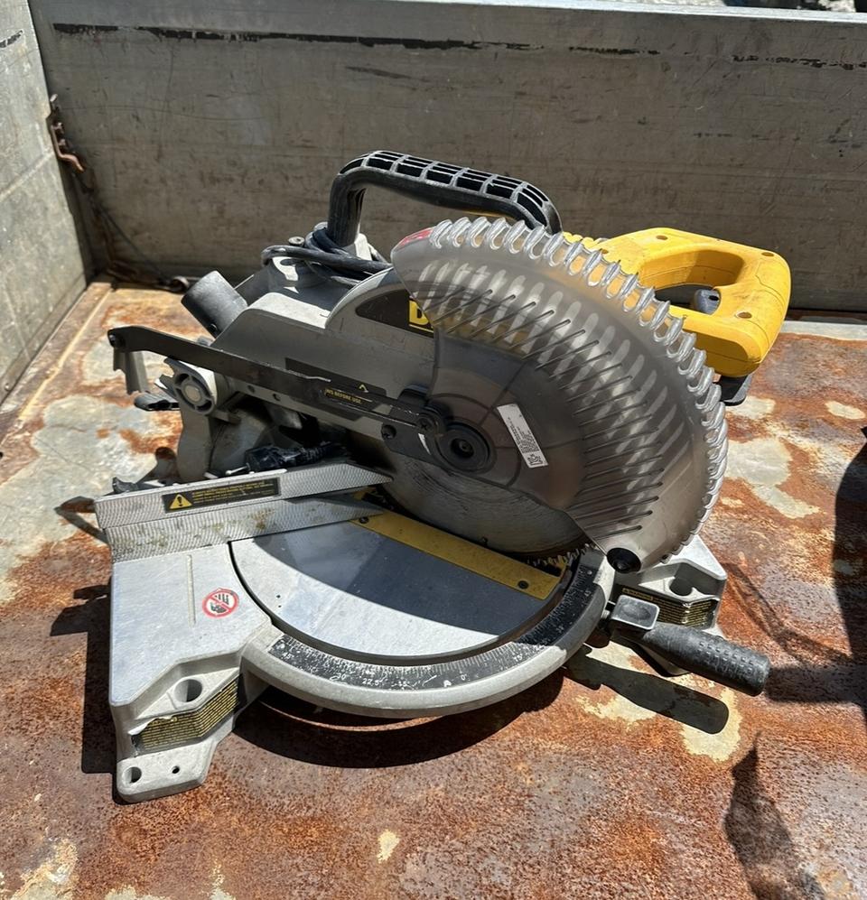 디월트 714 각도 절단기 커버 힌지 파손 작동이상무