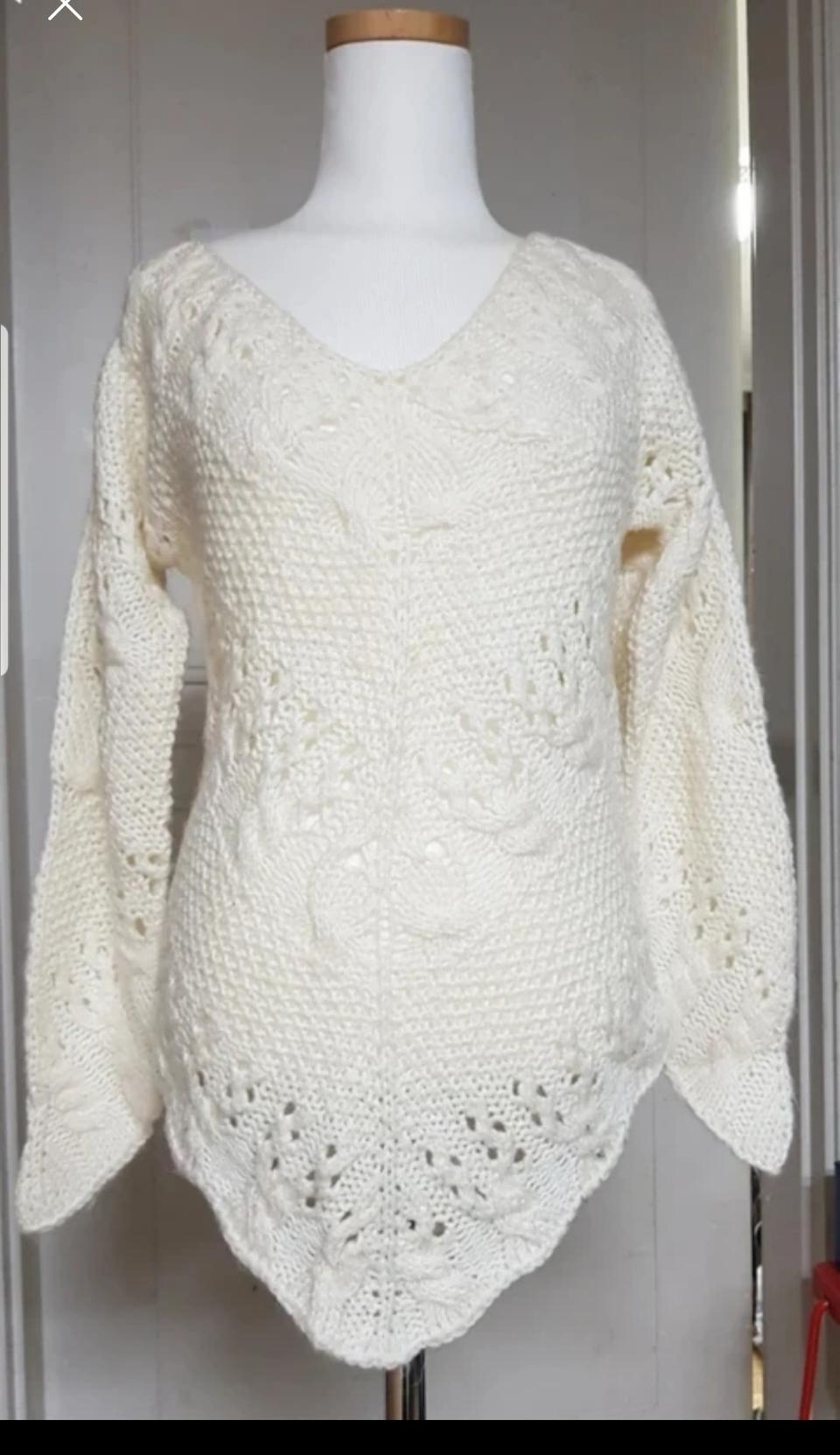 브이넥 화이트니트.뜨개니트