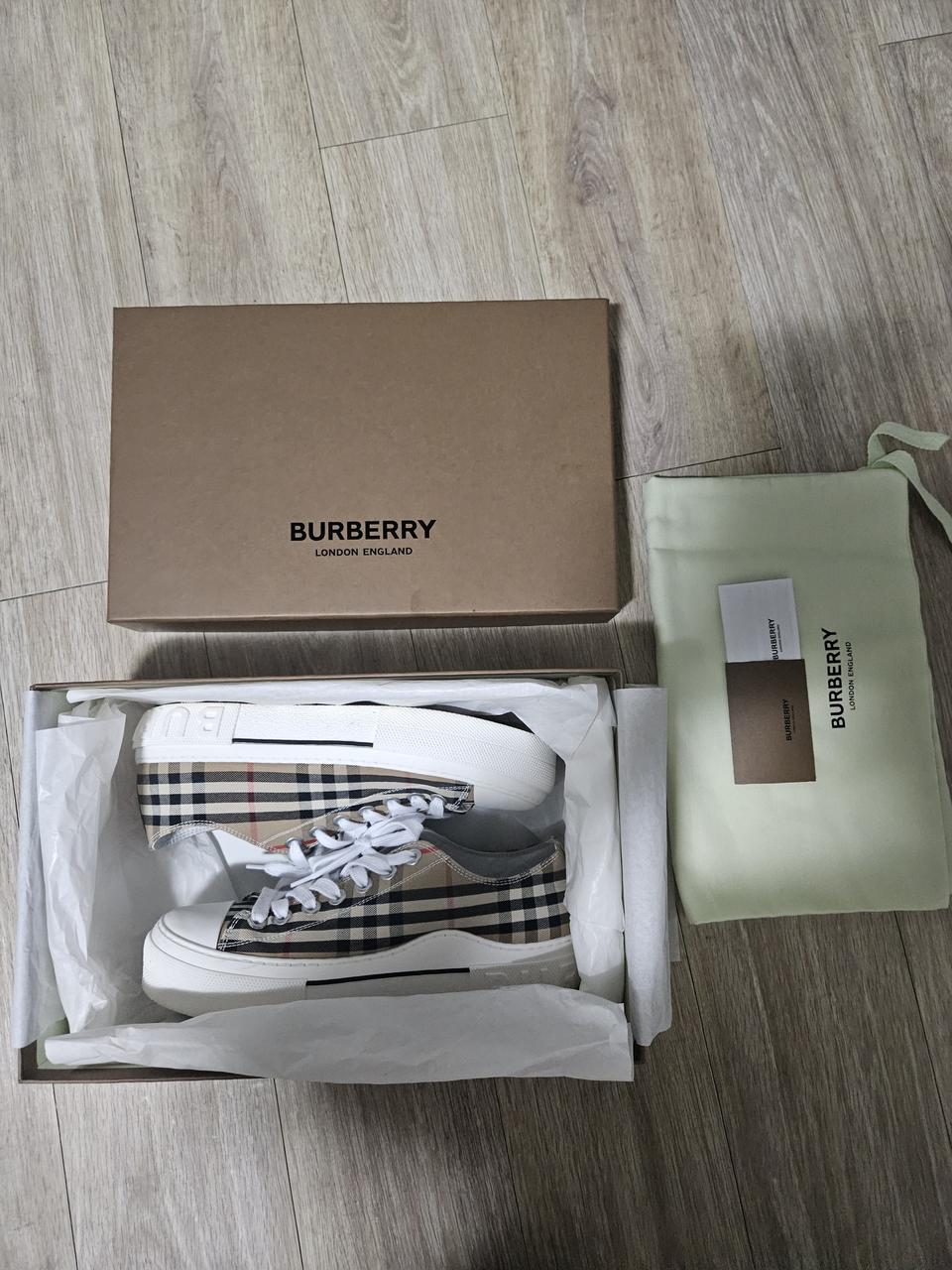 정품 버버리 스니커즈 (사이즈 41) 265 판매 22만원