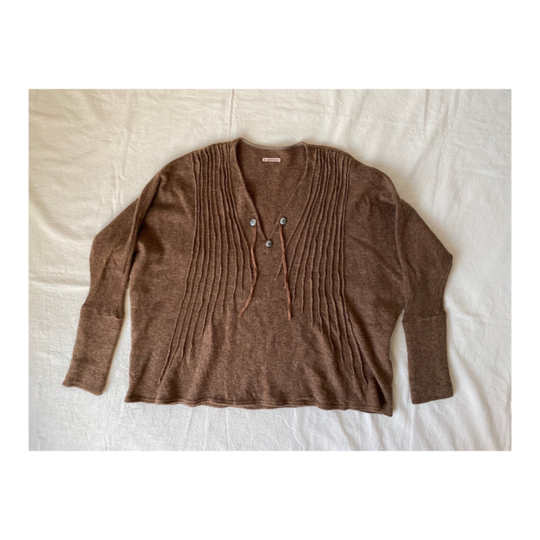 캐피탈 핀턱 V넥 니트