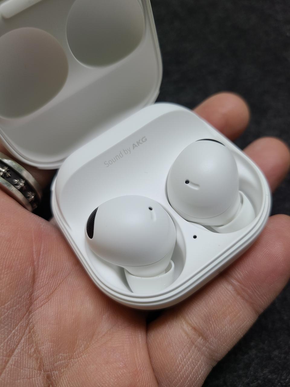 갤럭시 버즈2프로 화이트 R510 상태SSS 충전기.이어팁미사용 11만