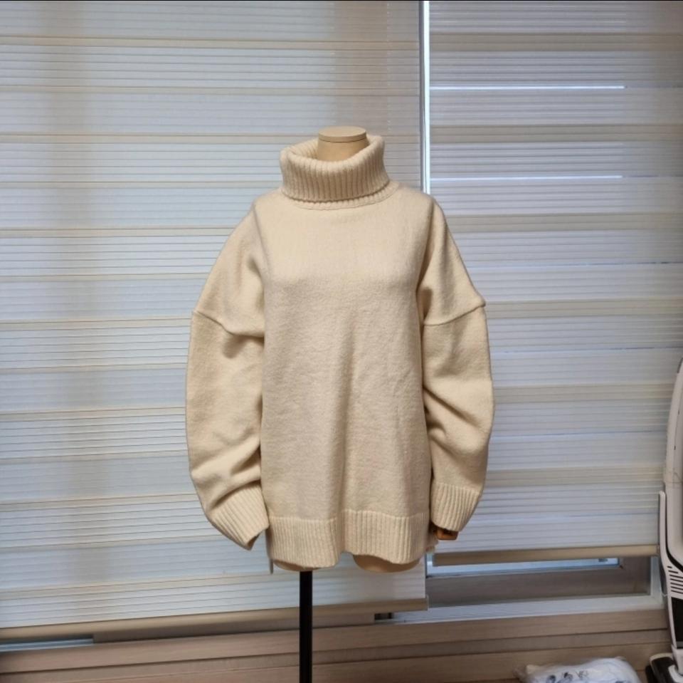 아이보리 오버핏 목폴라 니트
