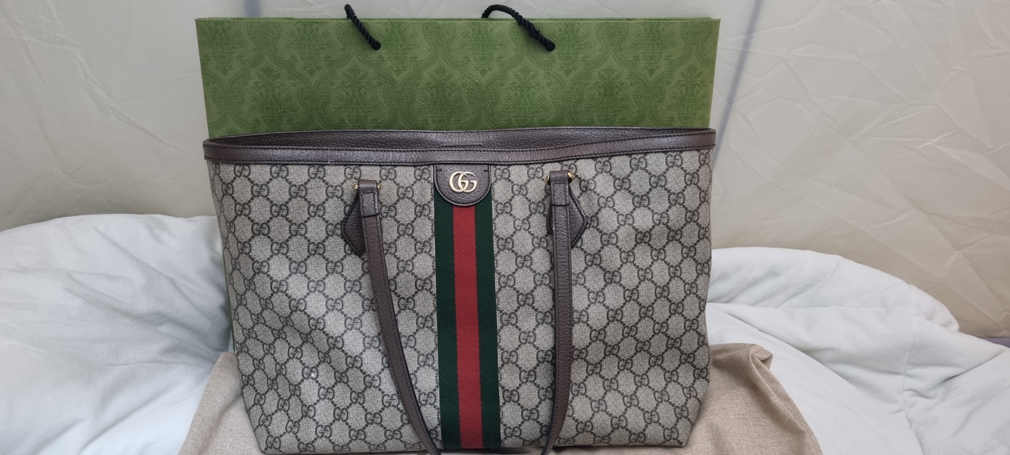 구찌 오피디아 GG 수프림 토트백 미디엄**마지막할인**