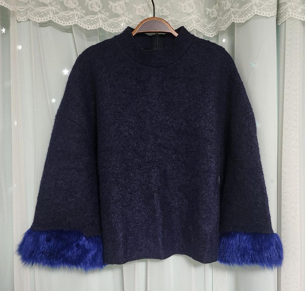 반넥 크롭 부클 스웻