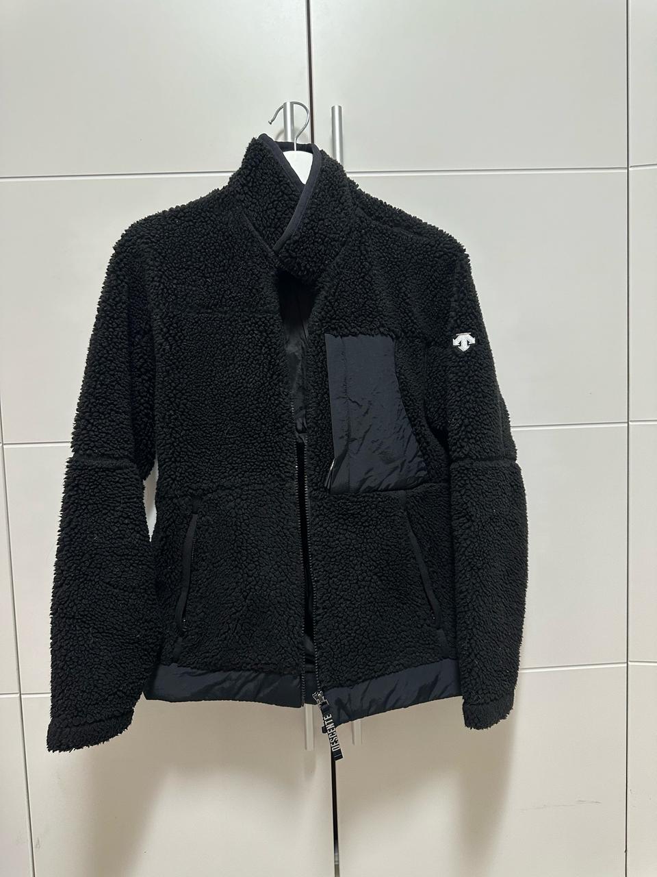 데상트 뽀글이 후리스 집업