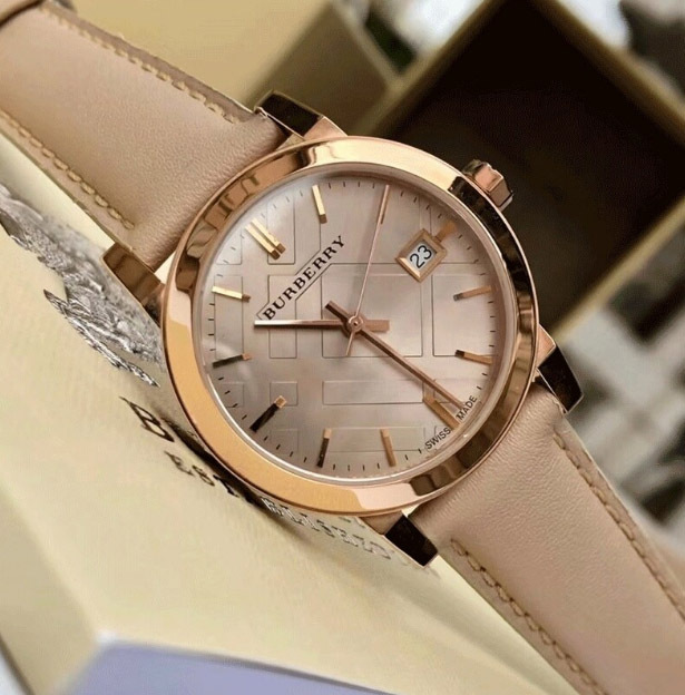 버버리 여성가죽시계 BU9109 팝니다