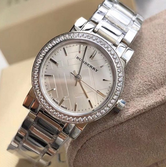 버버리 다이아몬드 실버 여성메탈시계 BU9220 팝니다