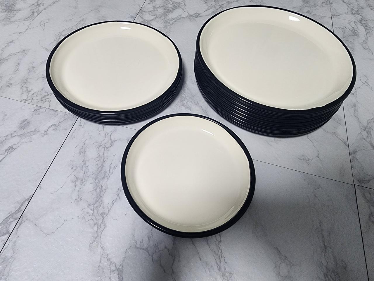 마지막가격내림)캠핑용,홈파티,업소용,일상식기로 좋은 세라믹접시 18개