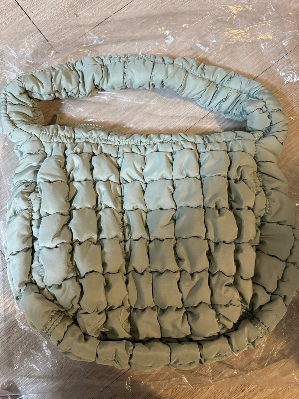 코스 퀼티드 미니백 더스티 그린 새제품