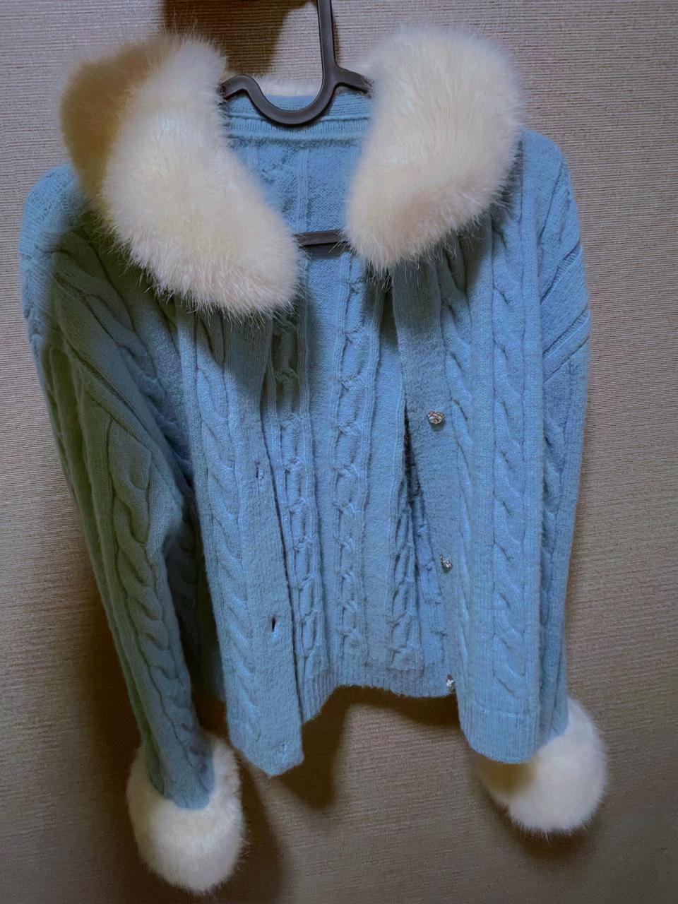 큐빅버튼퍼스웨터