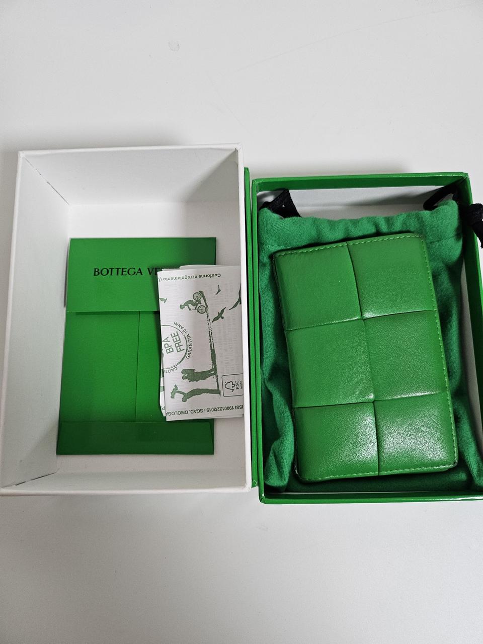 보테가 베네타 맥시 플랩 카드지갑