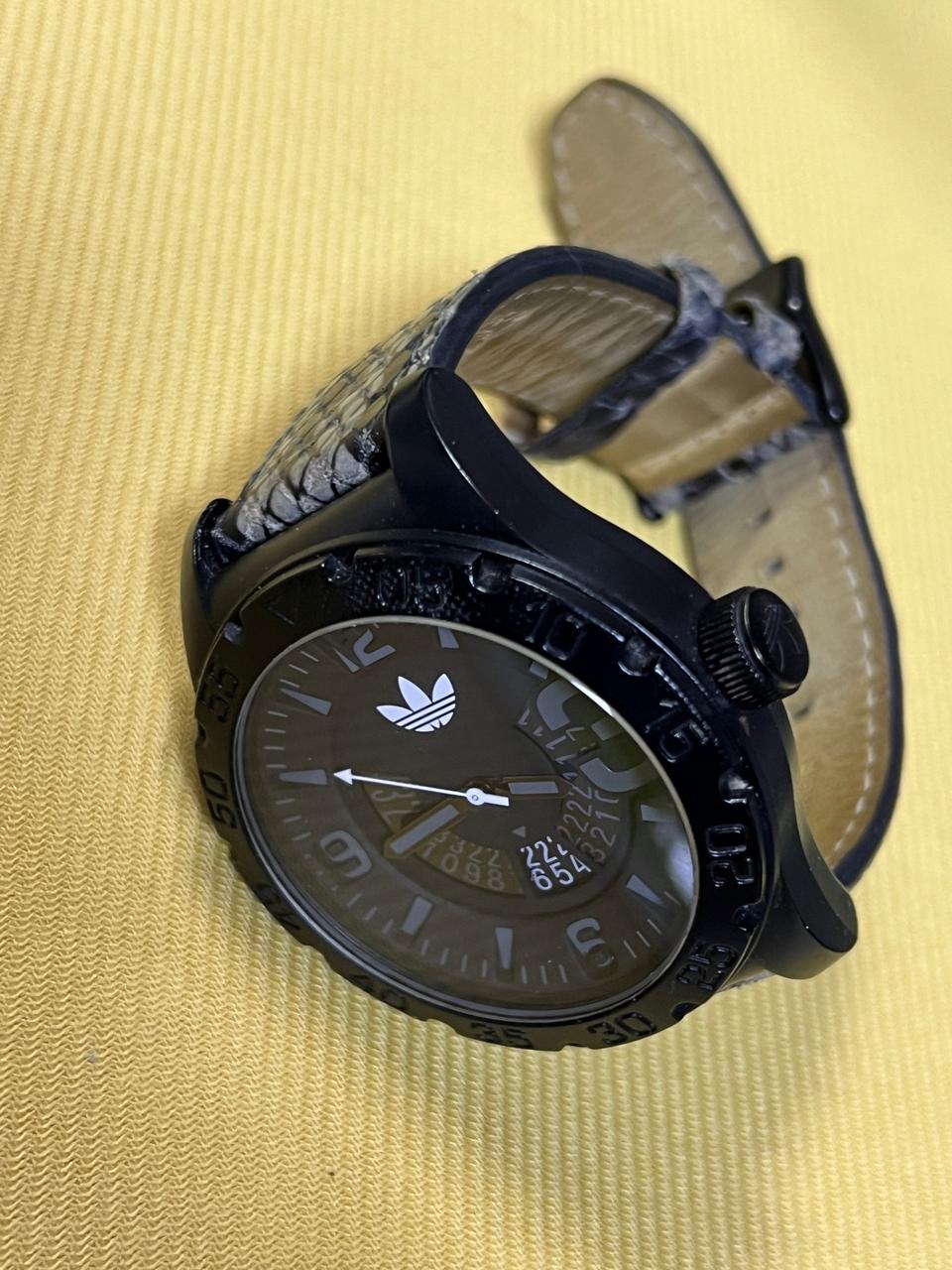 멋진 아디다스 쿼츠시계 팝니다