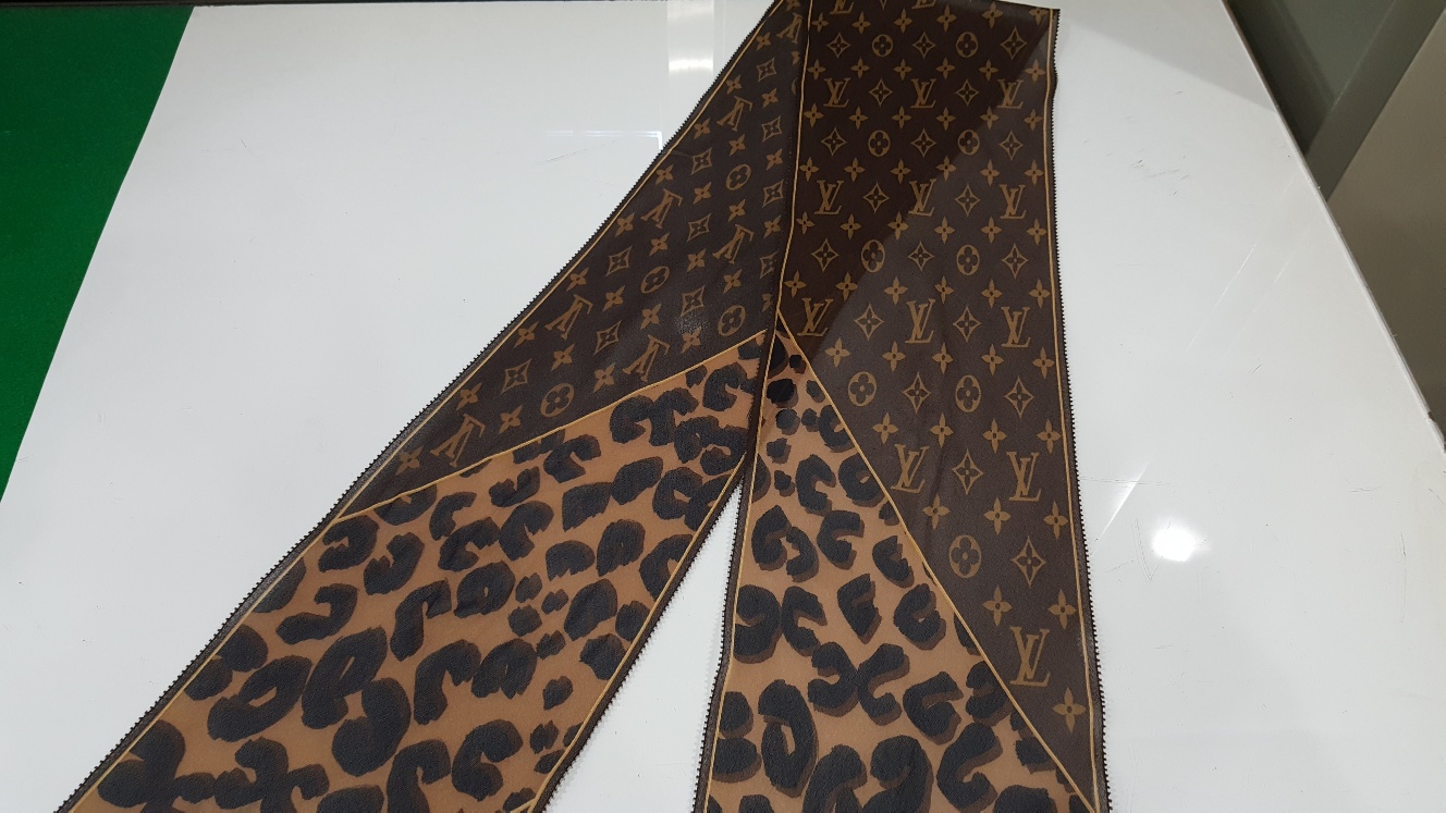 <정품>  루이비통 레오파드 모노그램 스카프(10)