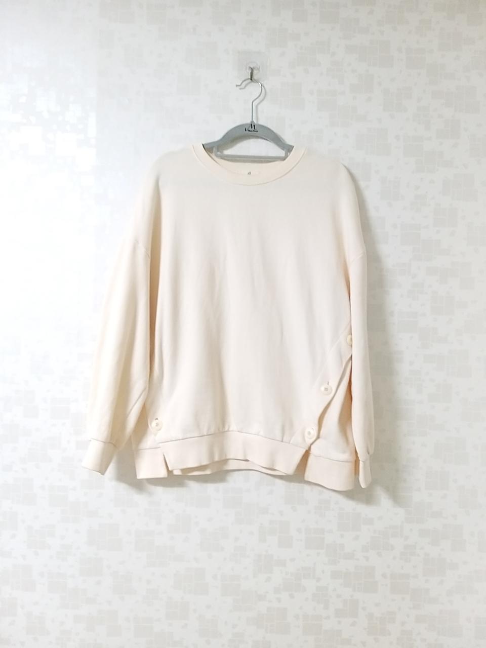 크림 단추 맨투맨