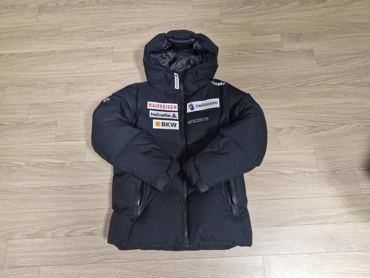 데상트아우디 콜라보 스위스스키팀패딩 95사이즈 신동급