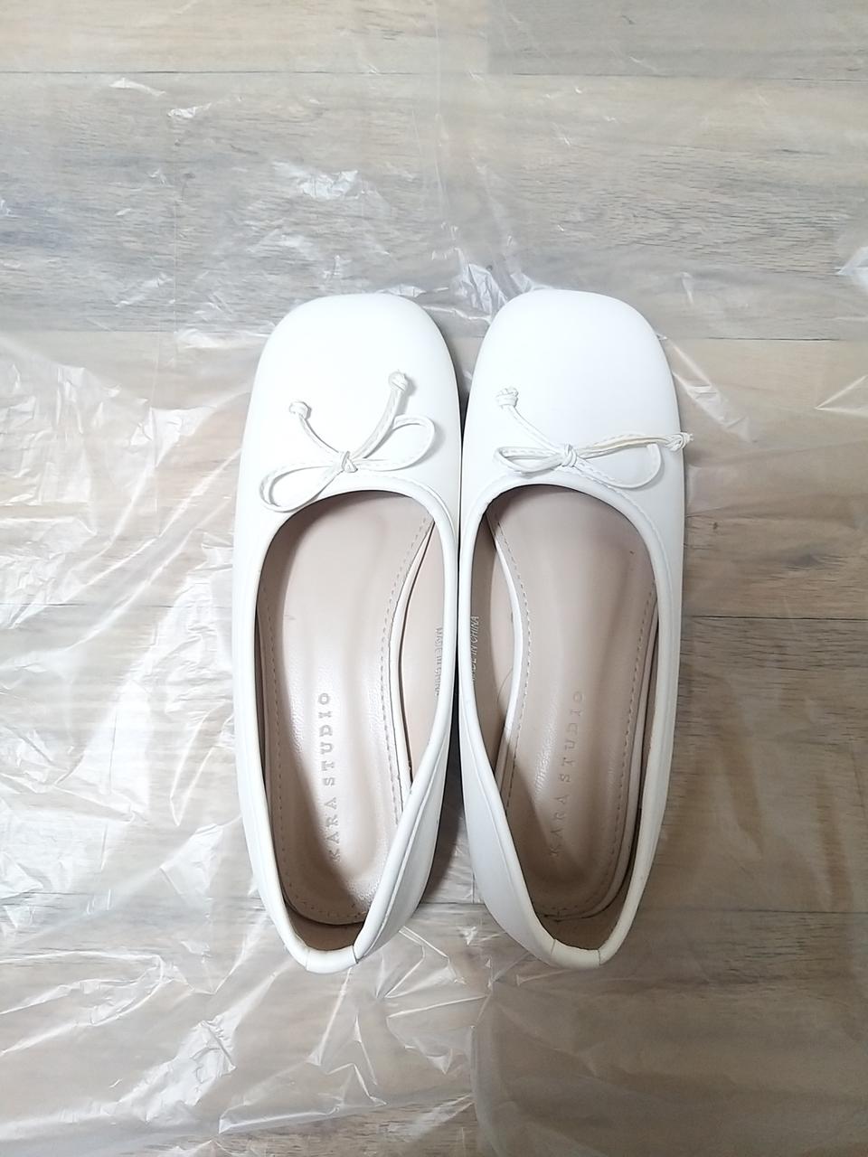 화이트 리본플랫 235