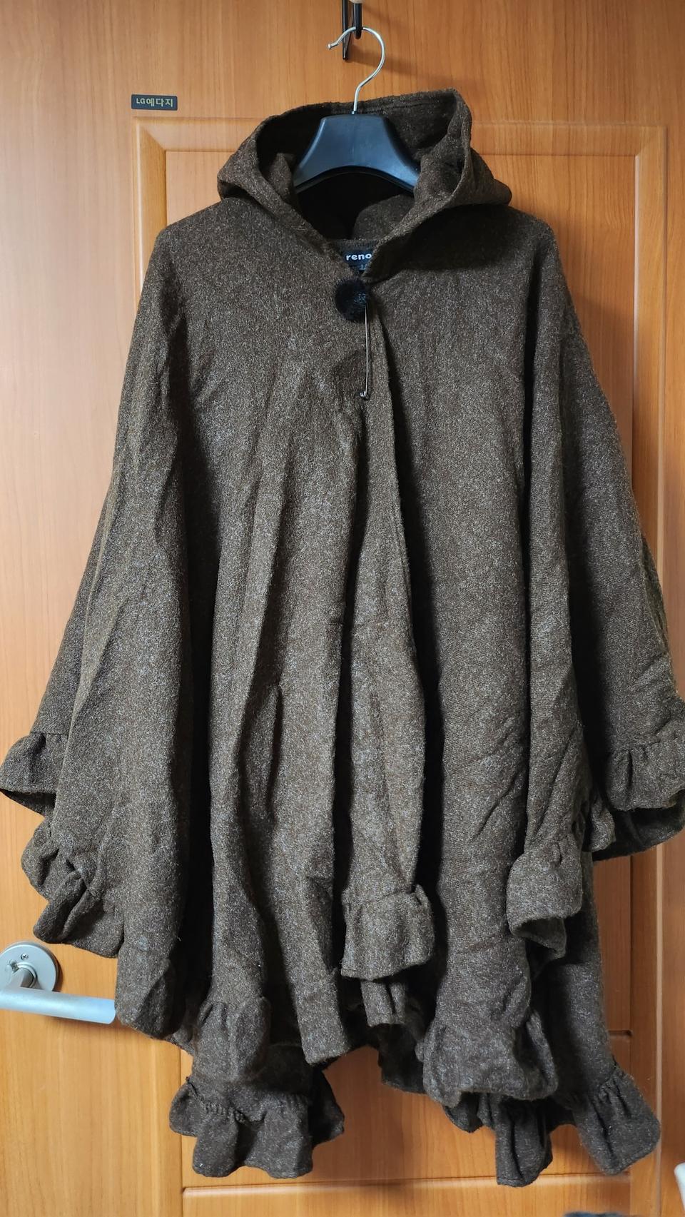 레노마(renoma) 브라운 후드 프릴 숄