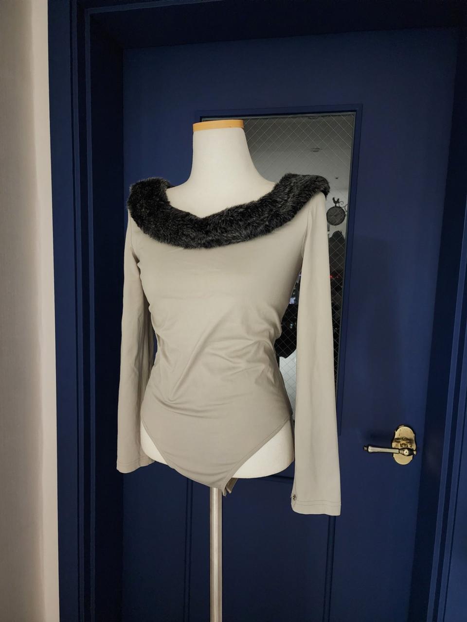 연그레이 네크라인 퍼 바디슈트 점프슈트