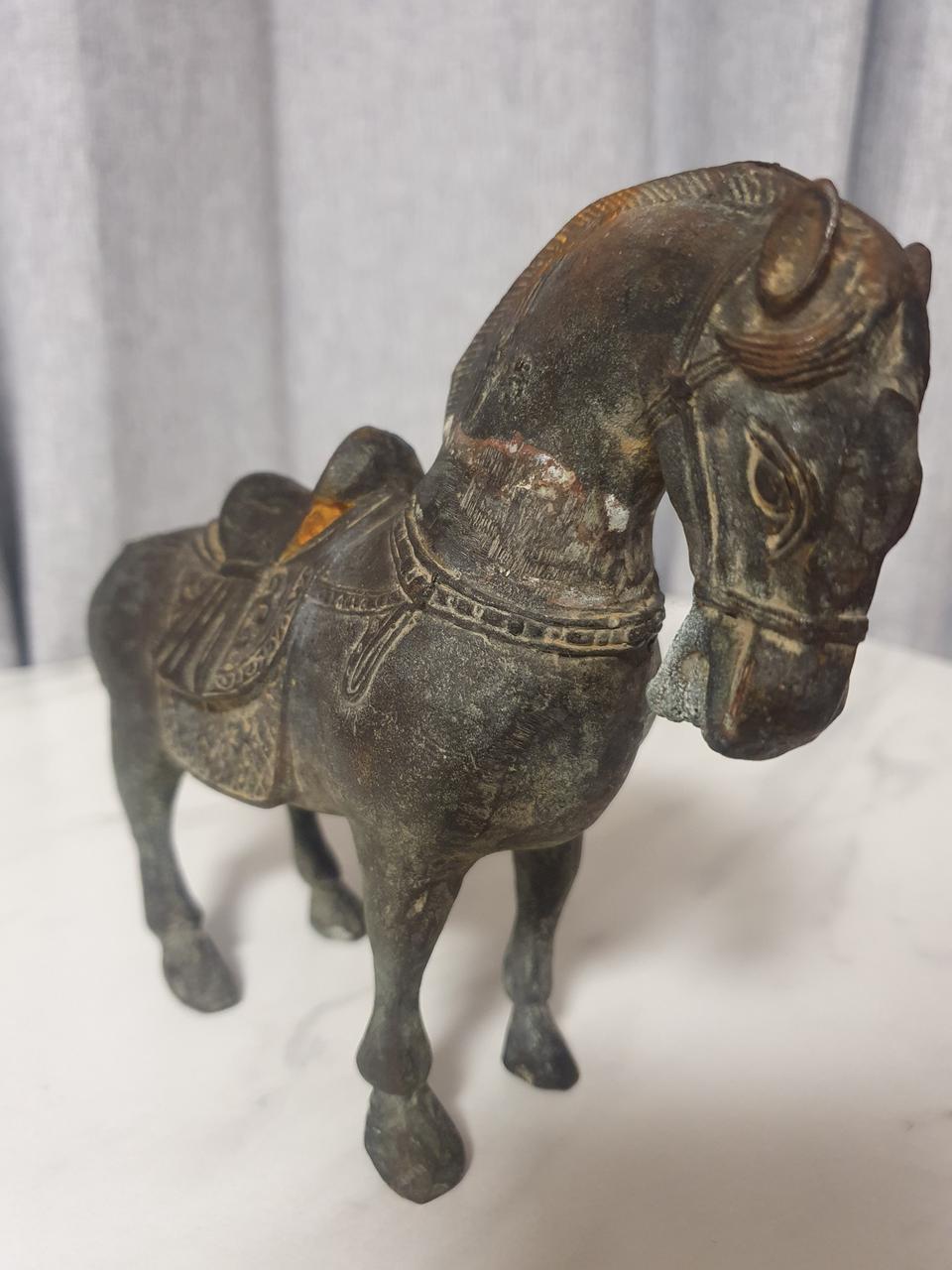 오래된 동 재질 말 조각상