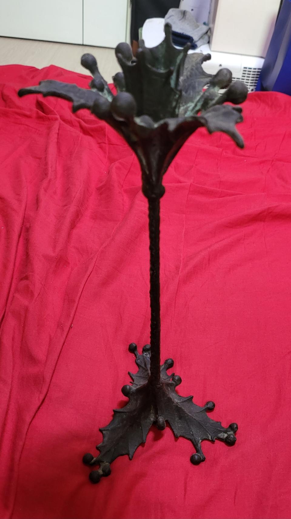 나뭇잎 모양 황동 촛대.높이 30센티.