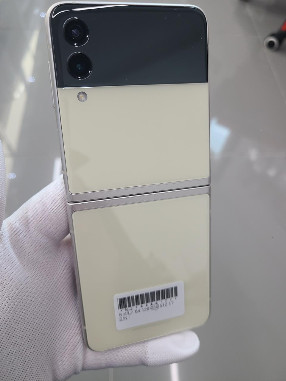 갤럭시 Z플립3 256기가 화이트 팝니다.