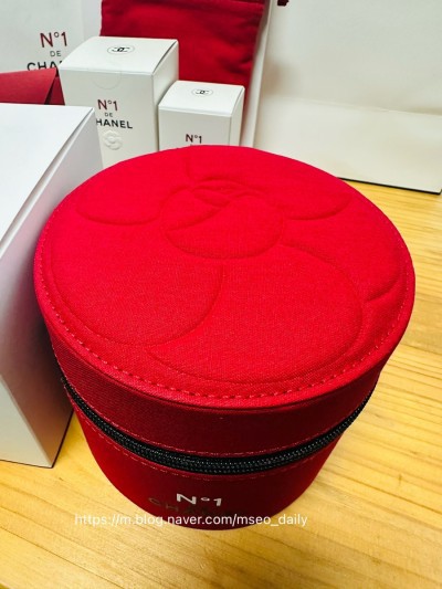 샤넬 뷰티 까멜리아 원통 파우치