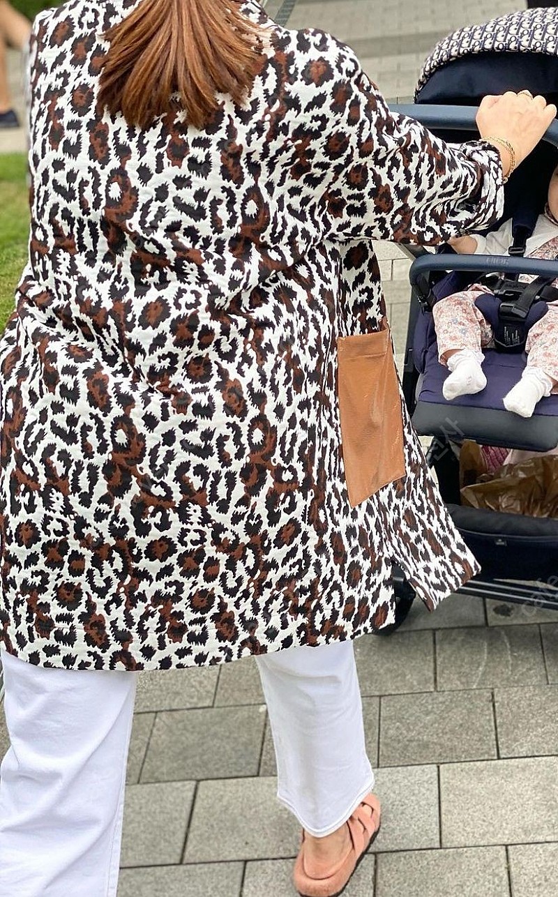LeSuNGoLd 르썬골드 레오파드 자가드 자켓 화이트 디자이너옷 연예인