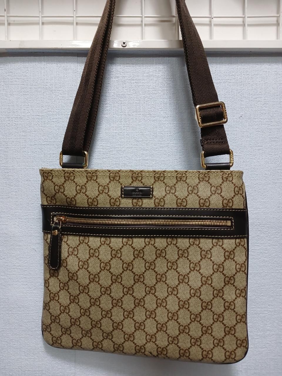 정품 (( GUCCI  GG 수프림 브라운 메신저백  )) 크로스백
