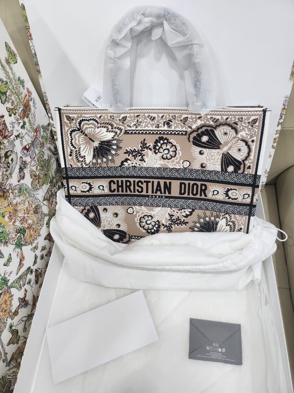 디올 북토트백 라지