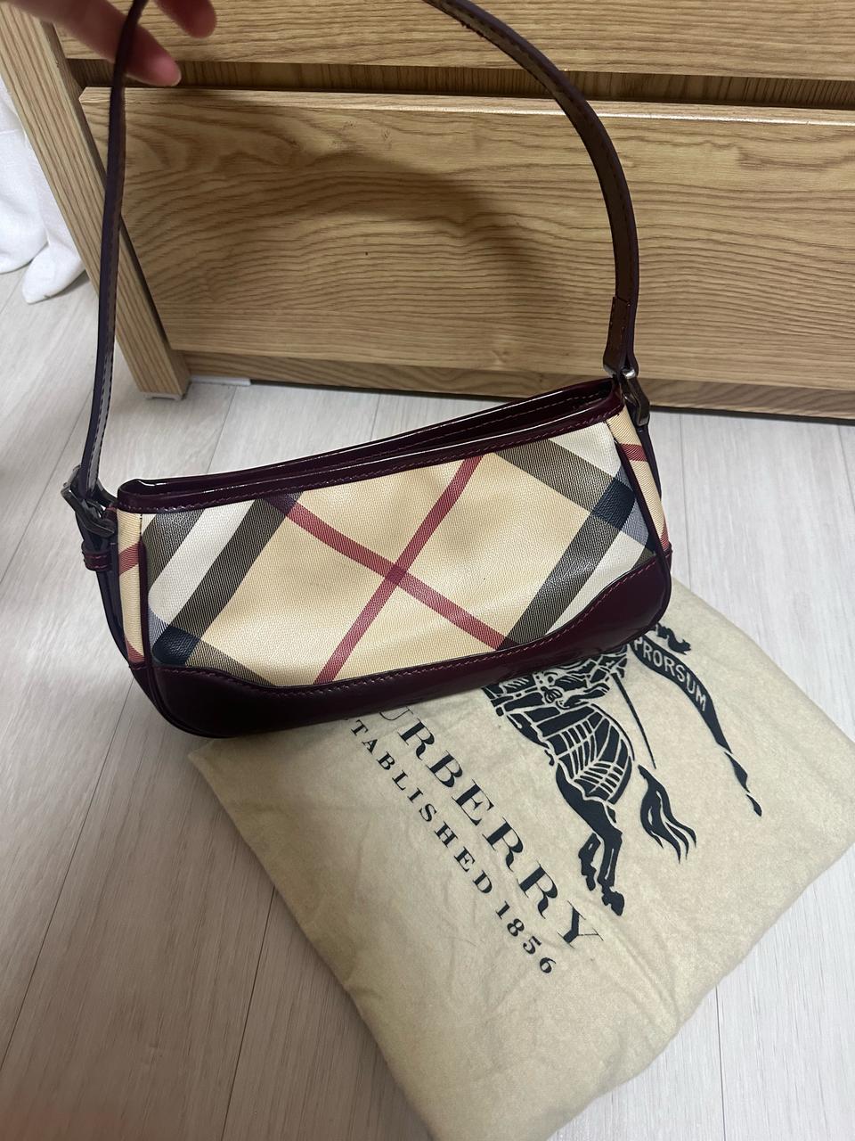 버버리 미니백 버건디색상