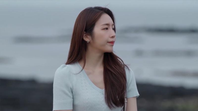 (새상품) 환승연애 성해은 착용 나인 브이넥 니트 라이트블루 반팔니트