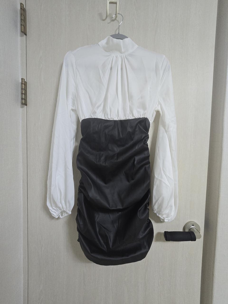 타이트한 PU원피스.