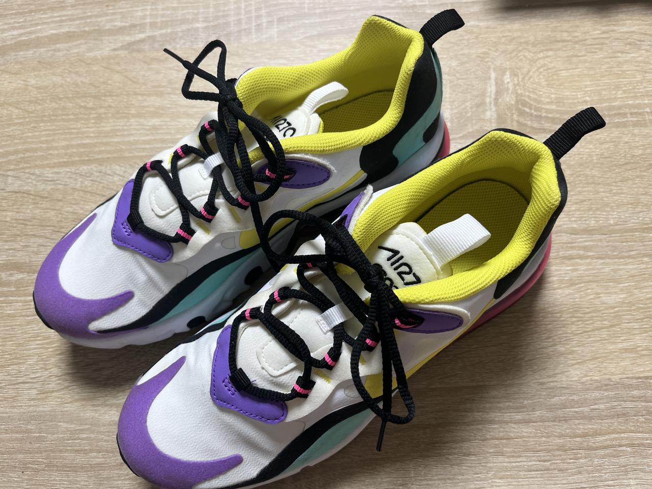 나이키 에어맥스270리액트 GS [ 사이즈 240 ] 팝니다