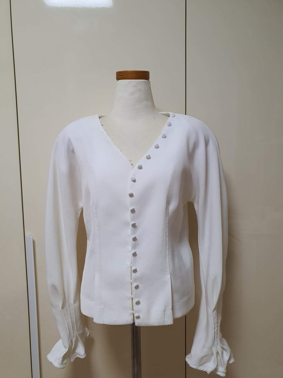 화이트 블라우스