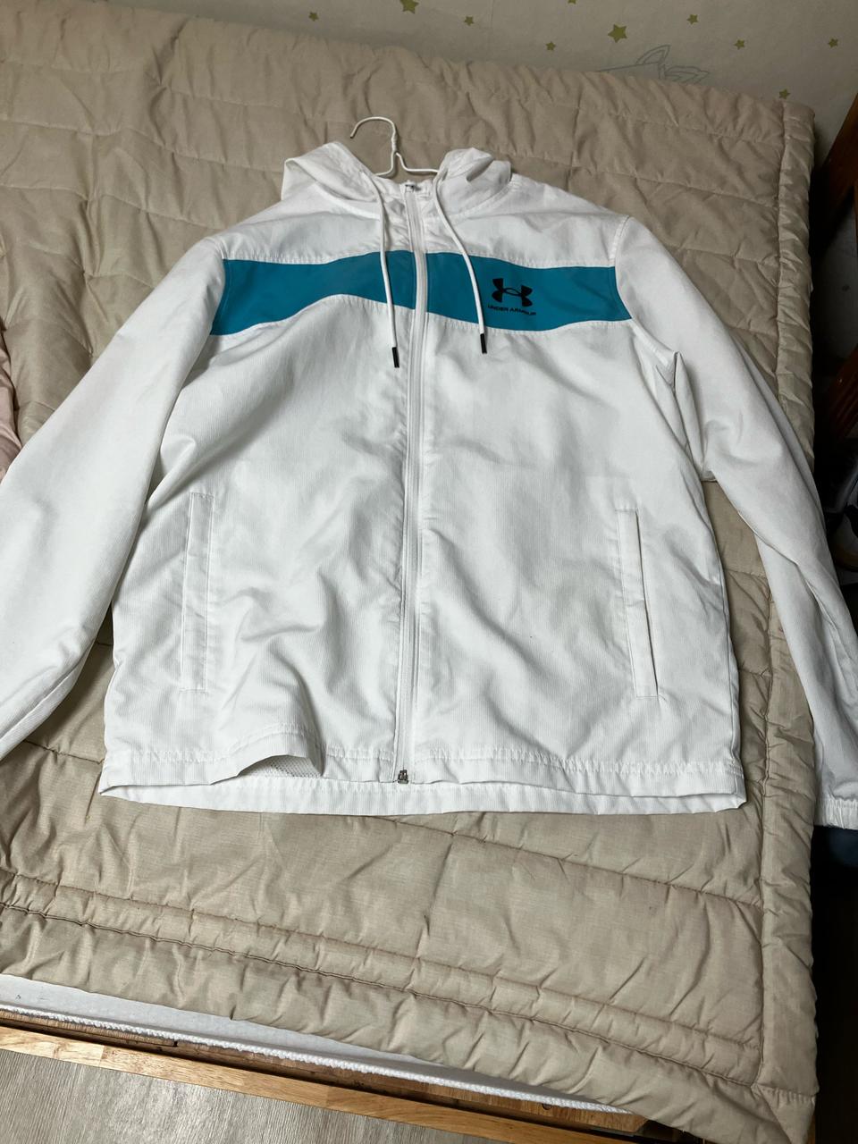 언더아머 바람막이