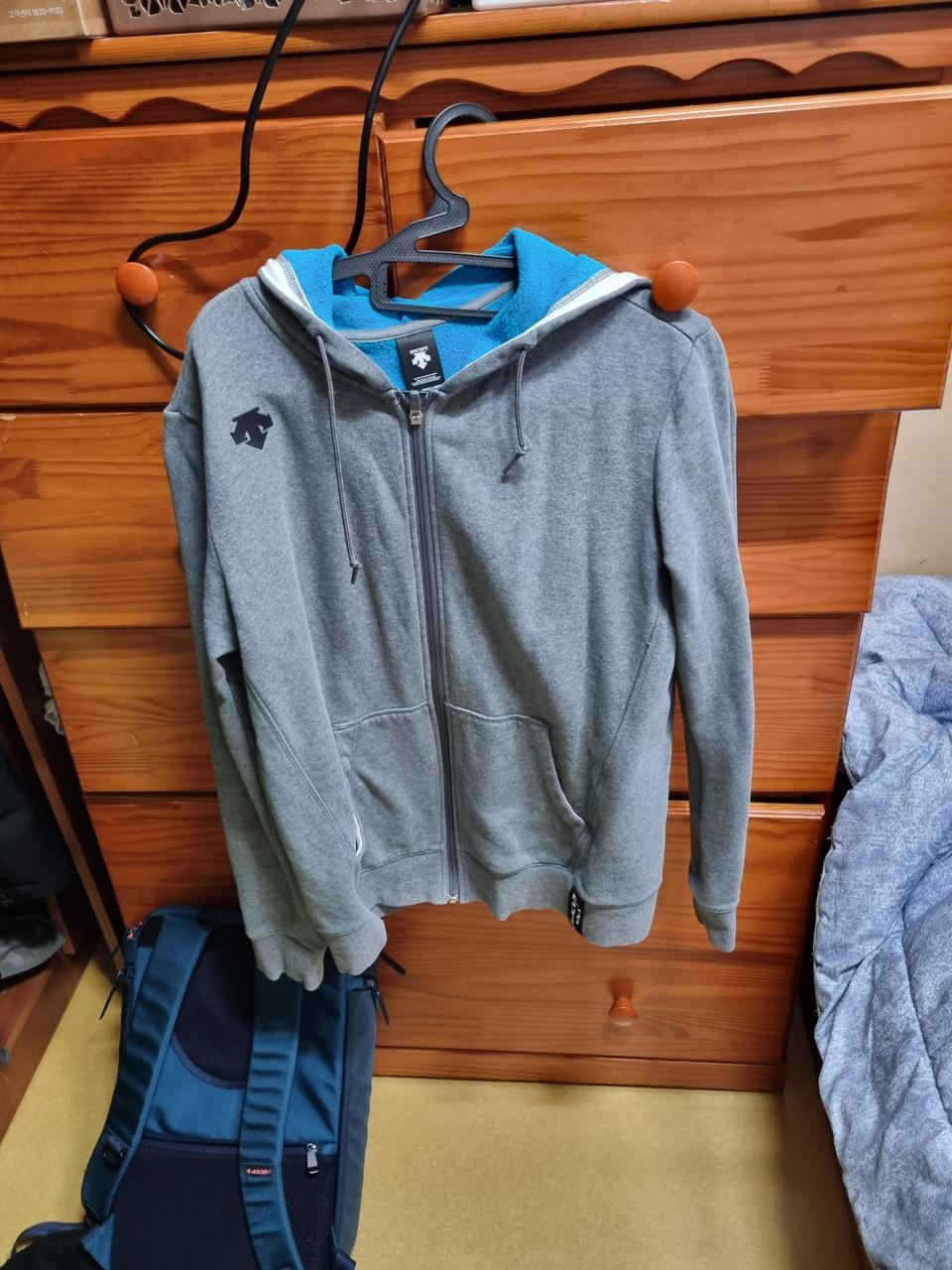 정품 데상트 후드집업 팝니다.