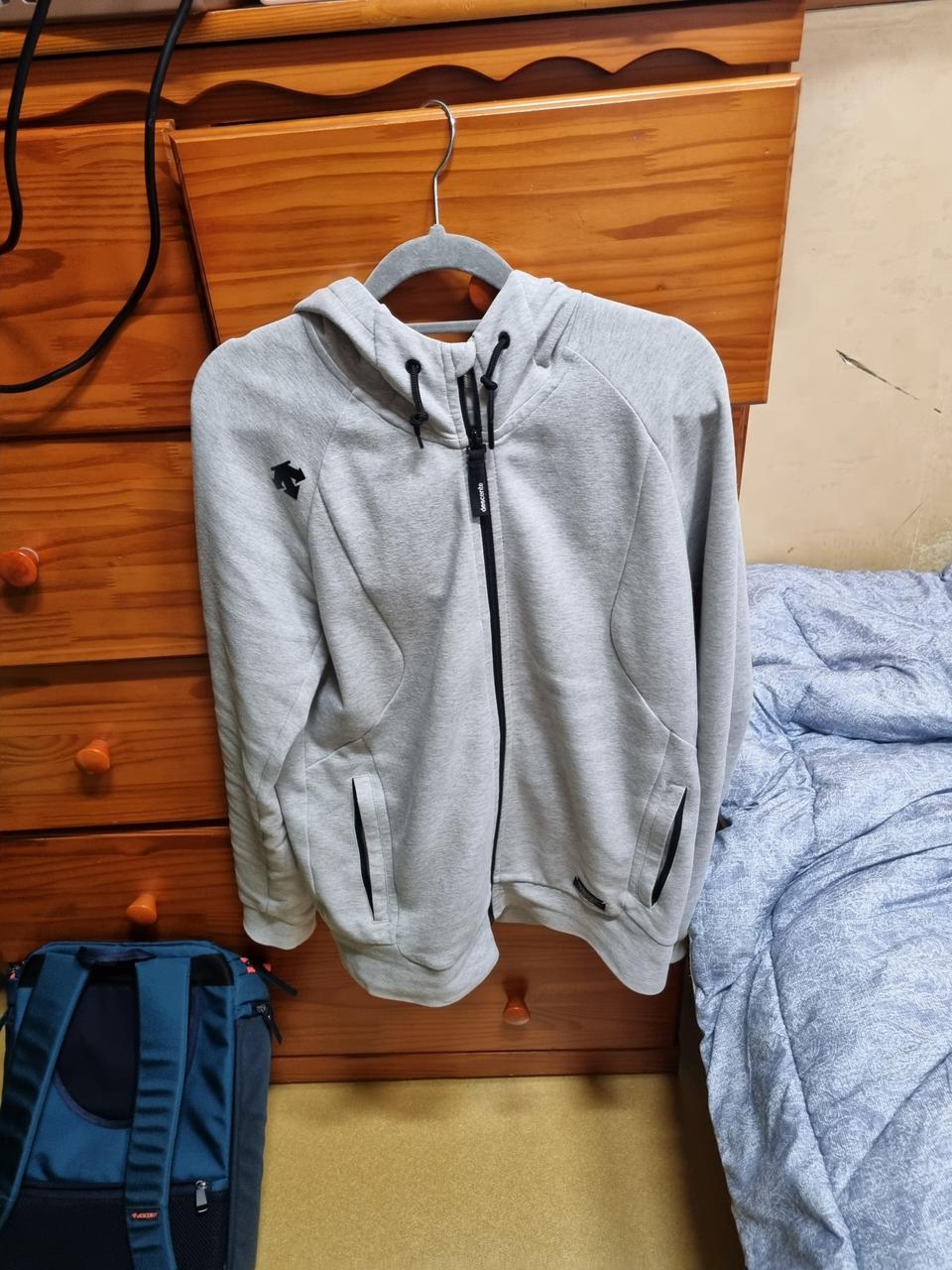 정품 데상트 후드집업 팝니다.