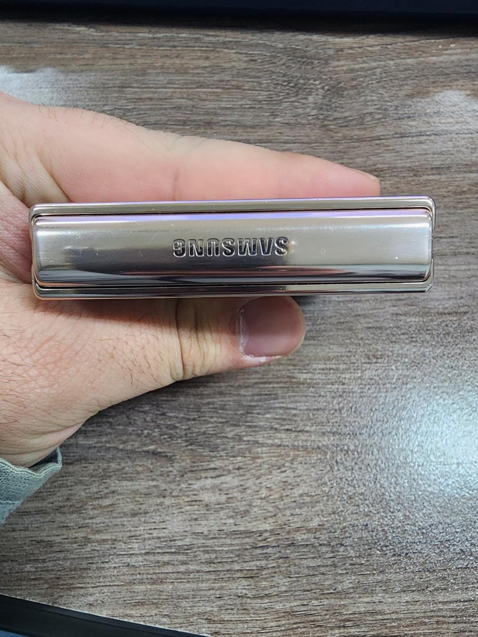 갤럭시Z플립4 골드팝니다.