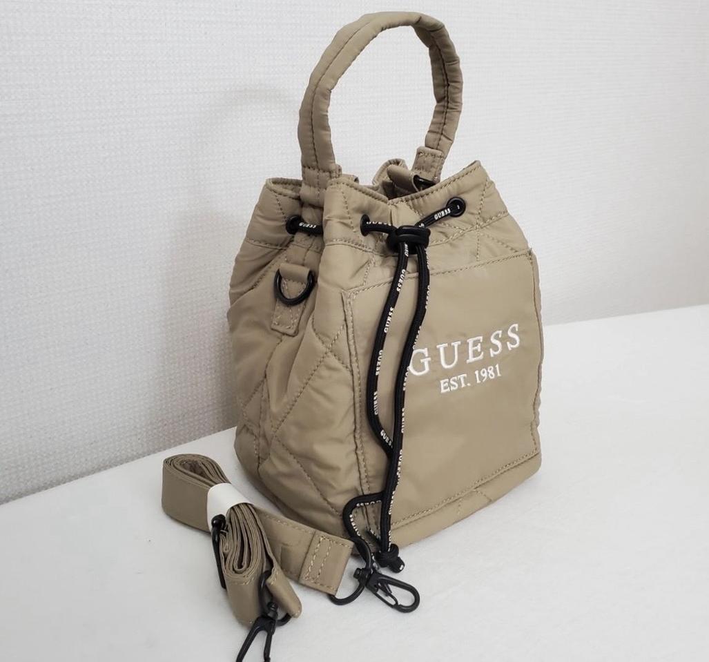 게스 (GUESS) 패딩 퀼팅 버킷백 (새제품)