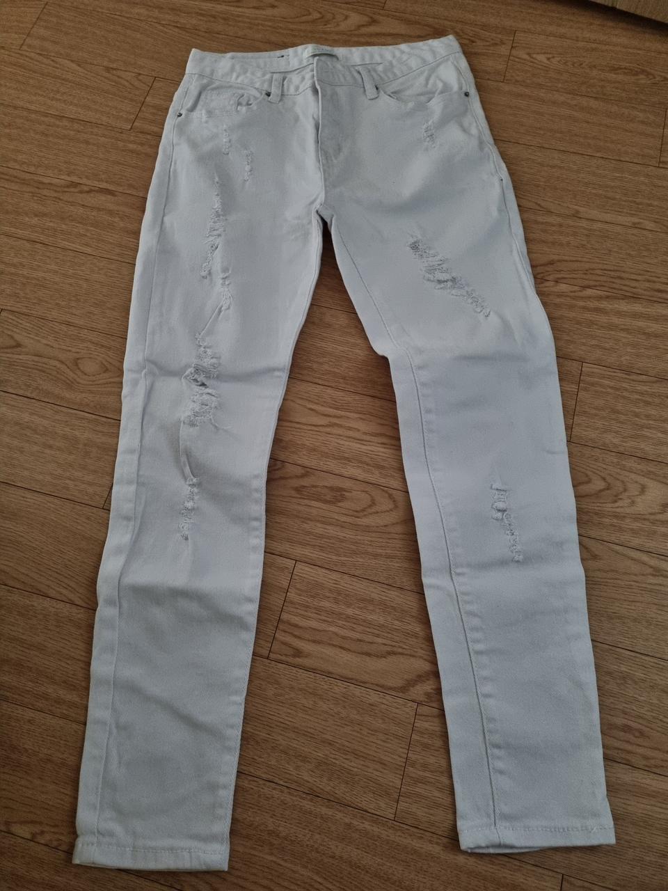 화이트 디스트로이드 면바지