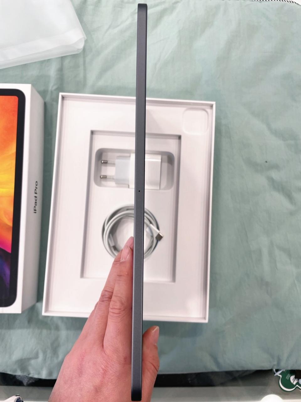 아이패드 11프로 4세대 128기가 와이파이전용 판매합니다