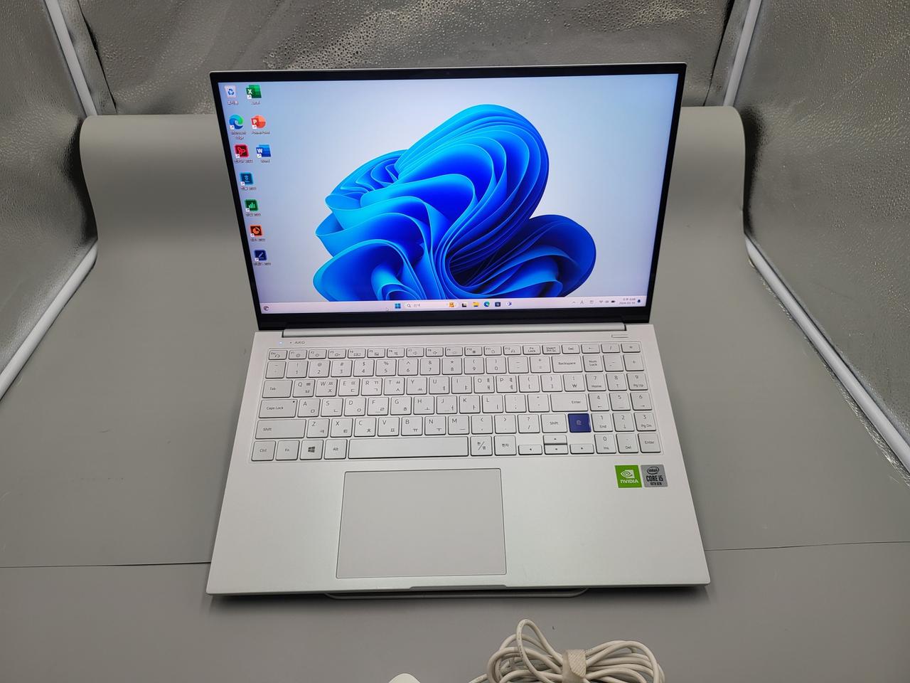 삼성 갤럭시북 이온 15인치 10세대 !5/램16/SSD512/MX250