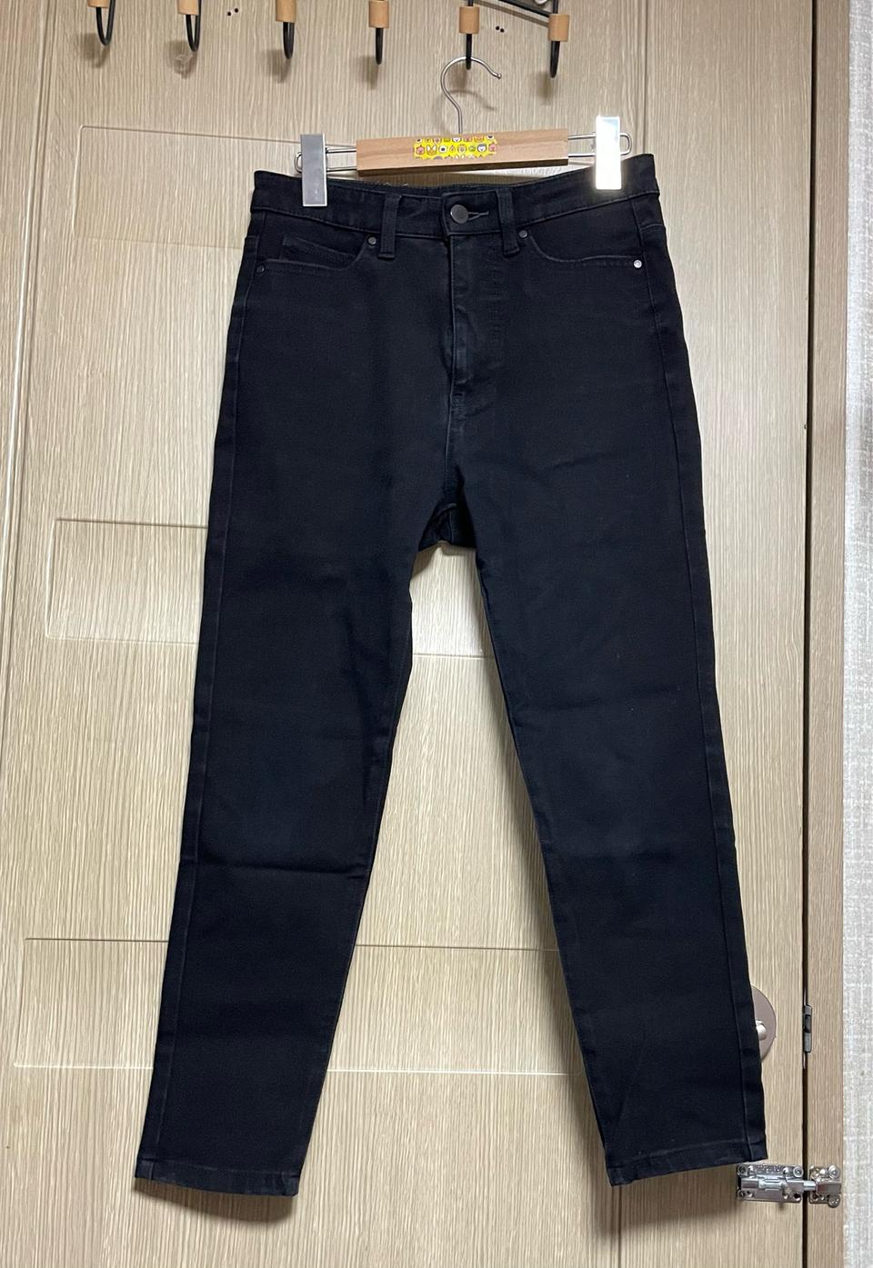 유니클로 테이퍼드 하이웨스트 블랙진 25